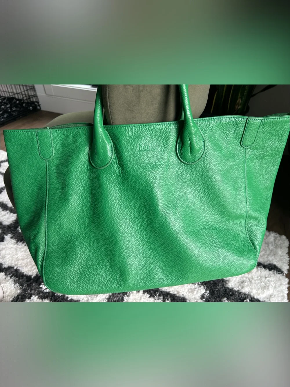 Beck Medium Classic Tote in Envy / Kelly Green great condition - Picture 6 of 7